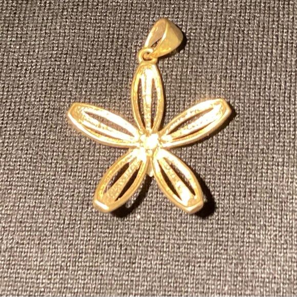 Flower Power Faux Gold Pendant with cute rhinestone center accent - Picture 4 of 5